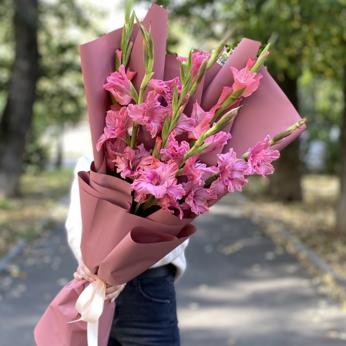 Букет из 7  розовых гладиолусов